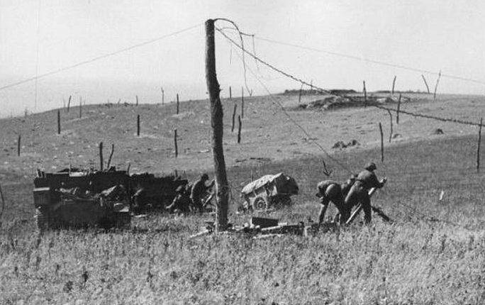 Установка «спаржи Роммеля» на полях против воздушного десанта. Нормандия, 1944 г.