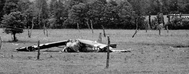 Результат приземления британского планера на поле со «спаржей Роммеля». Нормандия, 1944 г.