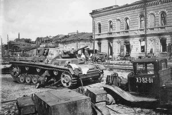 Немецкий танк в городе. Июль 1942 г.