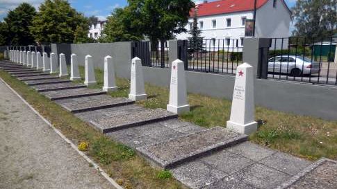 Братские могилы на кладбище. 