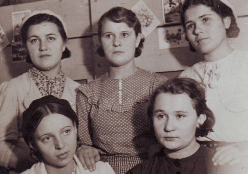 «Счастливые» девушки из Белоруссии на памятной фотографии.. 1944 г. 