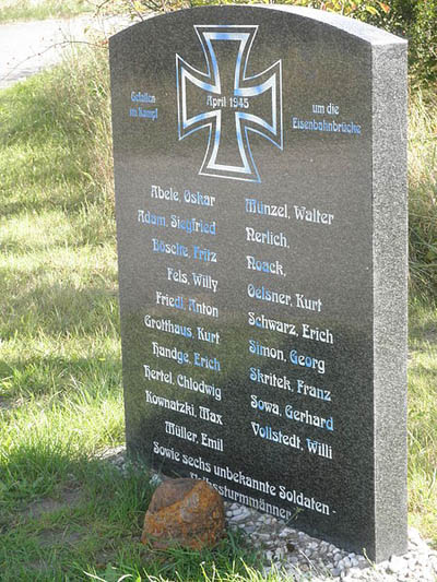 Коммуна Хемертен. Памятник, установленный на братской могиле, в которой похоронено 25 немецких солдат. 