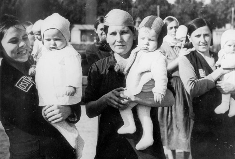 Восточные рабочие в Германии со своими маленькими после работы. 1944 г. Фотографии немецкой пропаганды.