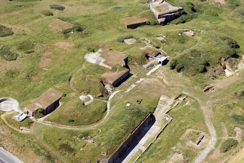 Вид с высоты на одно из орудий батареи форта «Crèche I».