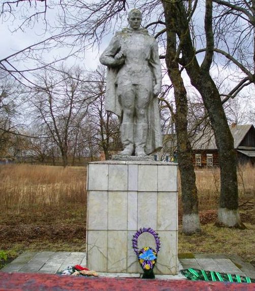 д. Снядин Петриковского р-на. Памятник в парке, установленный на братской могиле, в которой похоронены советские воины и партизаны.