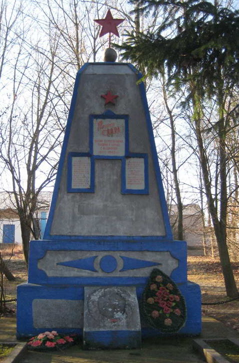  д. Пилки Мостовского р-на. Памятник 20 землякам, погибшим в годы войны. 