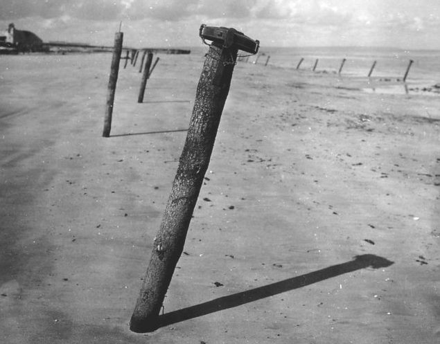 Столбы на побережье с противотанковыми минами. 1944 г. 