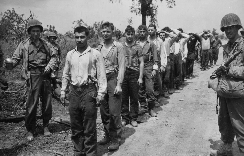 Советские подневольные рабочие из числа военнопленных, освобожденные американскими войсками в районе итальянского города Чистерна. Май 1944 г. 
