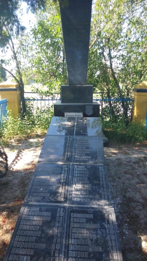 п. Бабичи Речицкого р-на. Памятник, установленный на братской могиле, где похоронено 57 советских воинов.