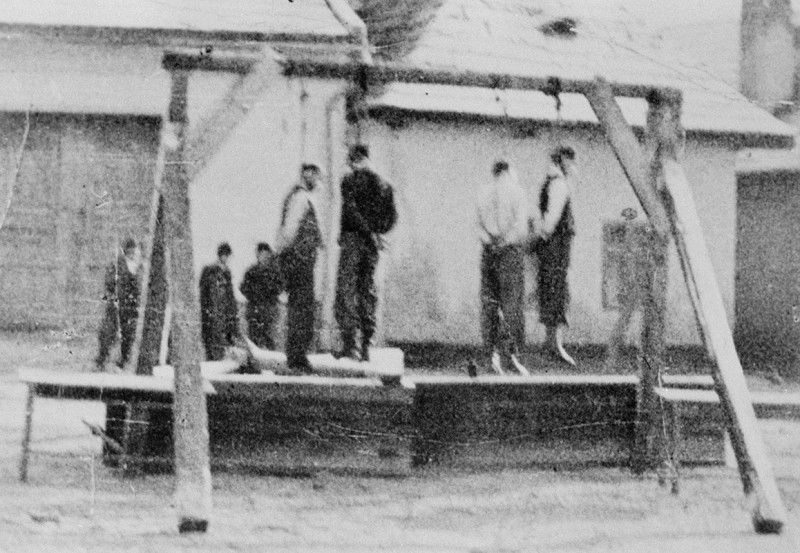 Публичная казнь партизан карателями в селе Меджиброд, в районе Банска Быстрица. Ноябрь 1944 г. 