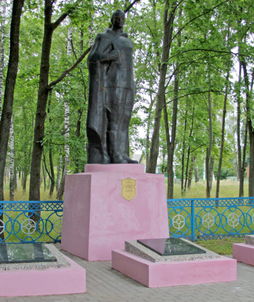 д. Вышемир Речицкого р-на. Памятник, установленный на братской могиле, где похоронен 301 советский воин.