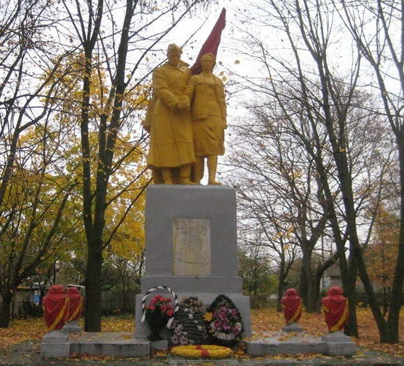 д. Сухиничи Мостовского р-на. Памятник 125 землякам, погибшим в годы войны. 