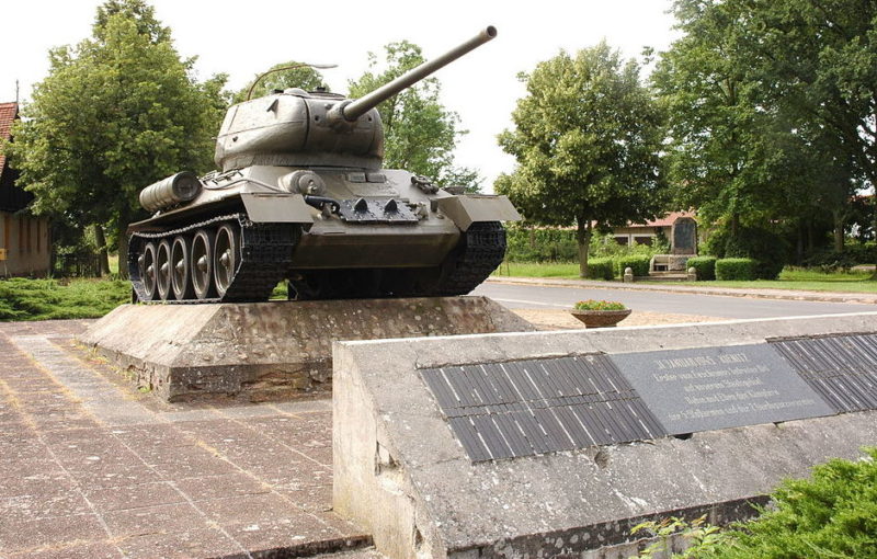 г. Киениц. Памятник- танк Т-34/85, установленный в память о форсировании реки Одер Красной Армией 31 января 1945 года.