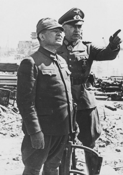 Японский посол в Германии генерал Хироси Осима и генерал Рихард Руофф на Буденновском спуске. Июль 1942 г.