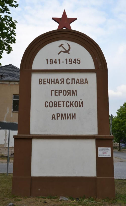 г. Мальхов. Памятник, установлен на месте бывшей братской могилы, в которой был похоронен 101 советский воин. В 1995 году прах воинов был перезахоронен на городском кладбище.