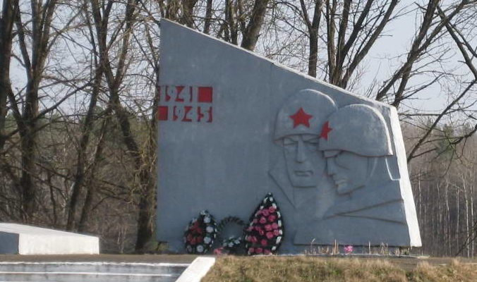 д. Черлёна Мостовского р-на. Памятник 96 землякам, погибшим в годы войны.