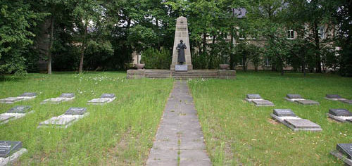 г. Кириц. Памятник, установленный у братских могил, в которых похоронено 200 советских воинов.