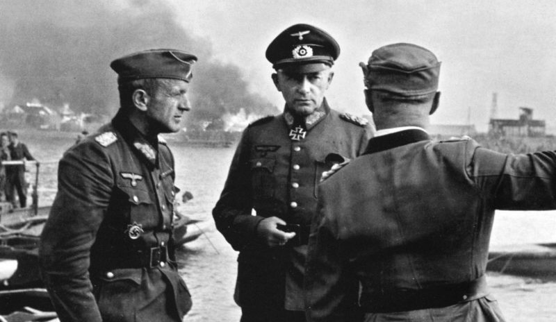 Генералы Эвальд фон Клейст (слева) и Рихард Руофф (в центре) на Буденновском спуске. Июль 1942 г.
