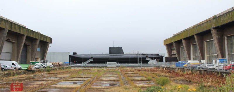 Двор с платформой перемещения подлодок между сухими доками бункеров «Keroman I» и «Keroman II».