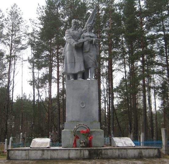 д. Черленка Мостовского р-на. Памятник, установленный в 1961 году на братской могиле, в которой похоронен 81 советский воин и партизан.