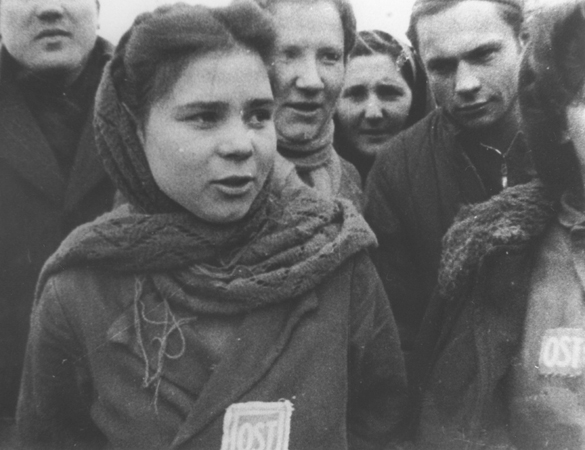 Девушка-остарбайтер с нашивкой «OST», освобожденная из лагеря под Лодзью. 1944 г.