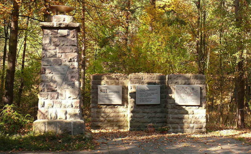 г. Арнштадт. Памятник на месте концлагеря «Швальбе III Джонасталь», где погибло 100 советских военнопленных.
