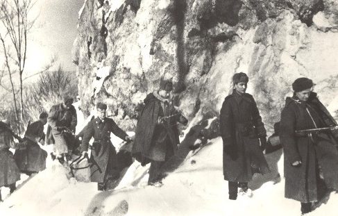 Советские солдаты в словацких горах. Зима 1945 г. 