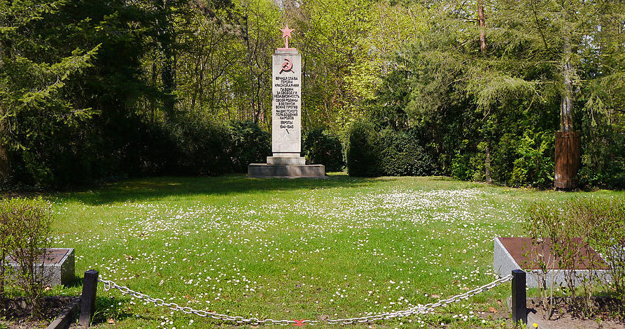 Коммуна Кляйнмахнов. Памятник, установленный у братских могил, в которых похоронено 104 советских воина.