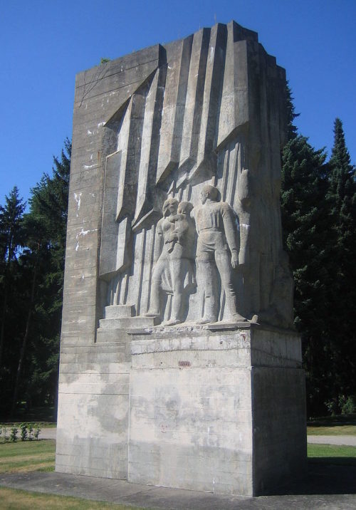 г. Нойбранденбург. Памятник советским воинам на новом городском кладбище.