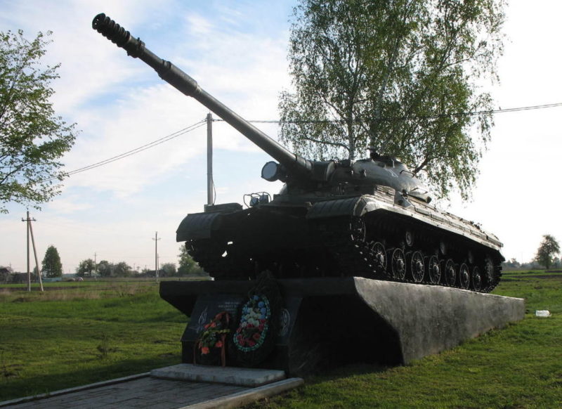 Памятник-танк у мемориала.