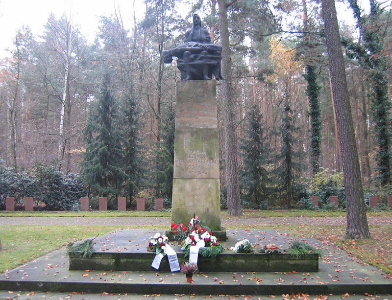 г. Коттбус. Памятник, установленный у братских могил, в которых похоронено 742 советских воина.