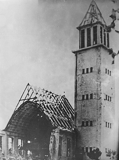 Разрушенная церковь бомбардировками. Новые замки, 14 марта 1945 г.