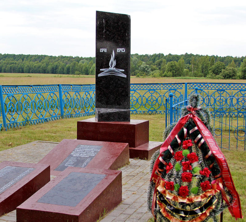 д. Малодуша Речицкого р-на. Памятник, установленный на братской могиле, где похоронено 110 погибших советских воинов.
