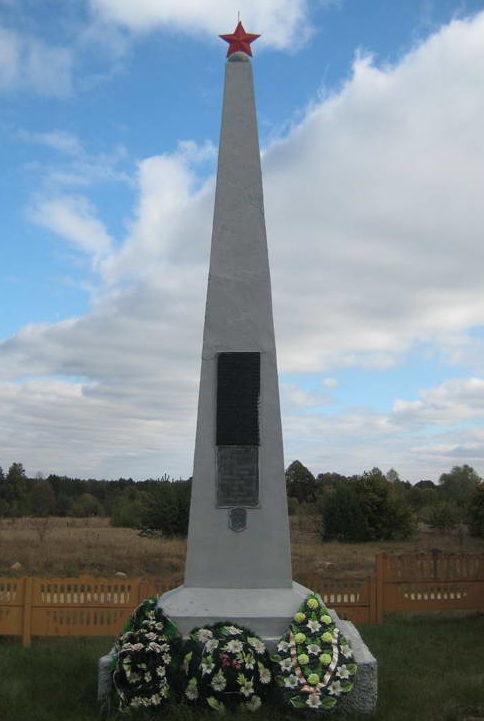 д. Щара Мостовского р-на. Памятник, установленный в 1960 году на братской могиле, в которой похоронено 85 жителей сожженной деревни. 