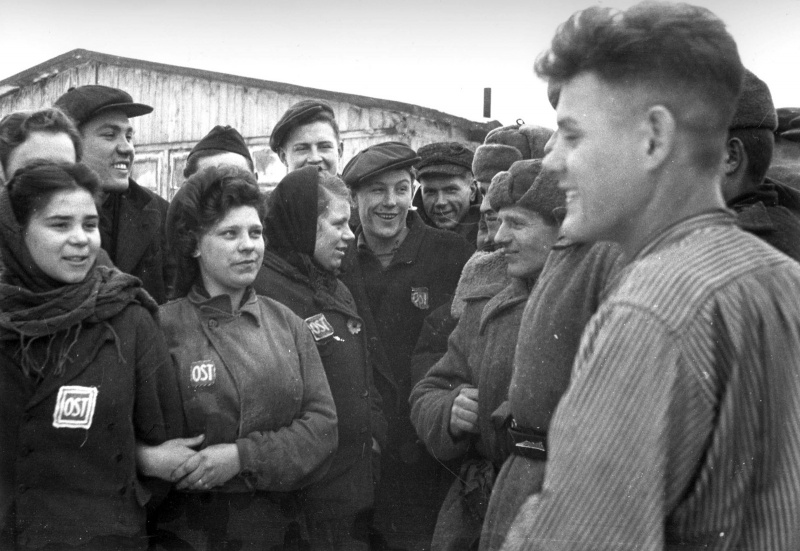 Красноармейцы беседуют с советскими остарбайтерами, работавшими на немецком заводе «Юнкерс» в городе Познань, Польша. Январь 1945 г. 