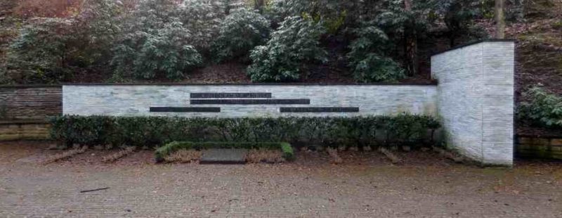г. Лангенфельд. Памятник, установленный на братской могиле 71 жертвы войны.