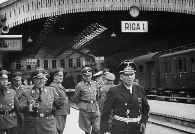 Генерал-комиссар рейхскомиссариата Остланд Генрих Лозе на Рижском вокзале в окружении свиты. 1944 г. 