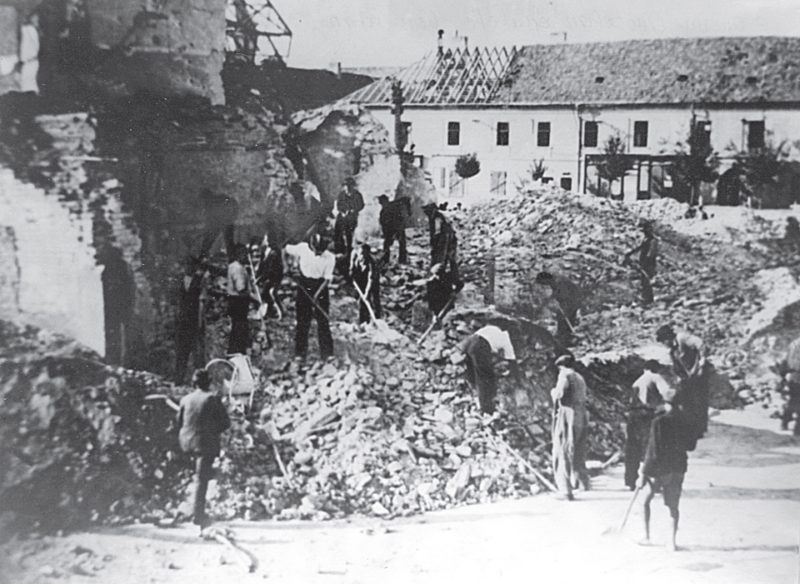 Жители разбирают завалы после американской бомбардировки. Новые замки, 14 марта 1945 г.