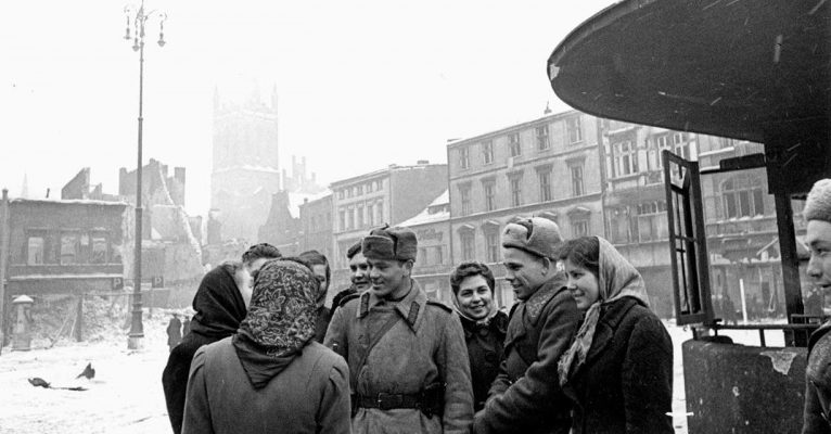 Советские подневольные работницы, освобожденные Красной Армией в городе. Февраль 1945 г.