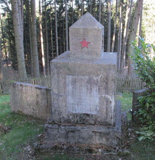 г. Леннештадт. Памятник, установленный на братской могиле, в которой похоронены советские воины.
