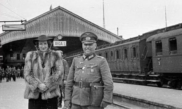 Оккупанты на железнодорожном вокзале. 1944 г.