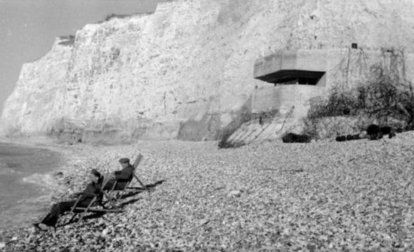 Отдых у моря персонала береговой батареи. 1944 г. 