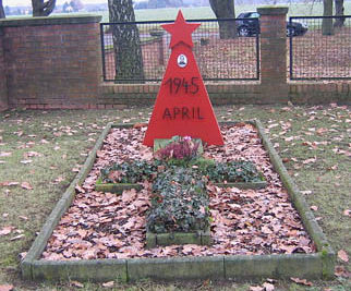 г. Коттбус-Кахрен. Памятник на кладбище, установленный на братской могиле, в которой похоронено 4 советских воина.