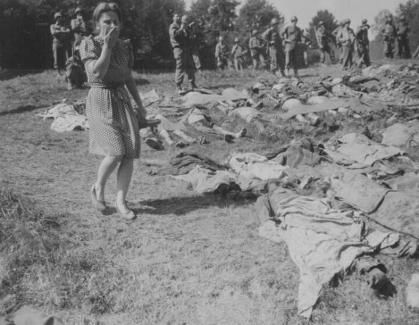 57 советских остарбайтеров были расстреляны эсэсовцами при отступлении и закопаны в лесу в братской могиле. Могилу обнаружили американские солдаты из 95-й пехотной дивизии. Зуттроп. Западная Германия. 3 мая 1945 г.