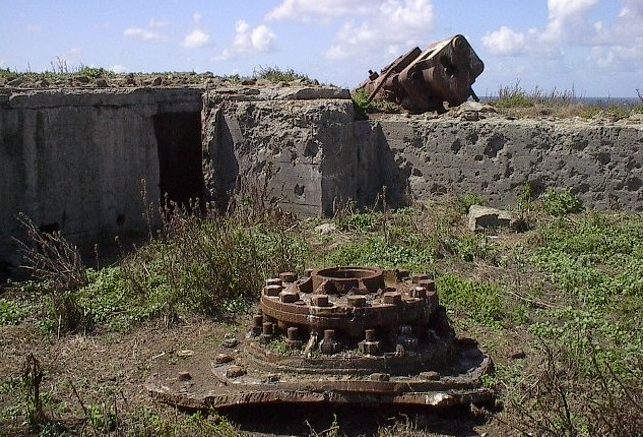 Остатки орудий на открытых позициях на острове Ille Cézembre.