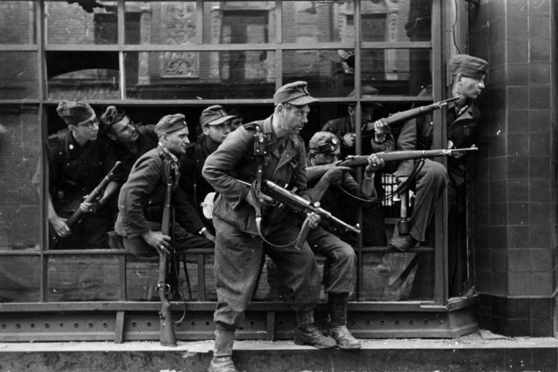 Солдаты дивизии при подавлении Варшавского восстания. 