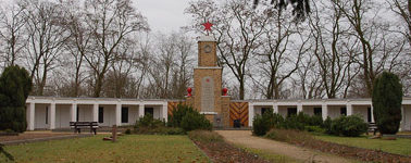 г. Лебус. Памятник, установленный у братских могил, в которых похоронено 4 537 советских воинов.