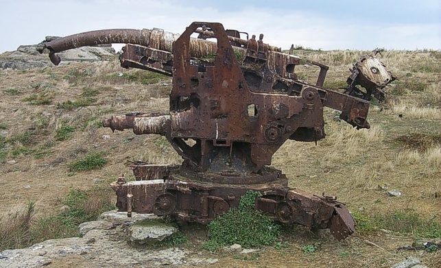 Остатки орудий на открытых позициях на острове Ille Cézembre.