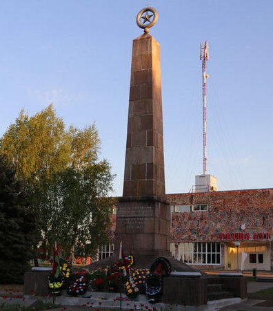 п. Любча Новогрудского р-на. Памятник, установленный на братской могиле, в которой похоронено 123 советских воинов, из них 58 неизвестных.