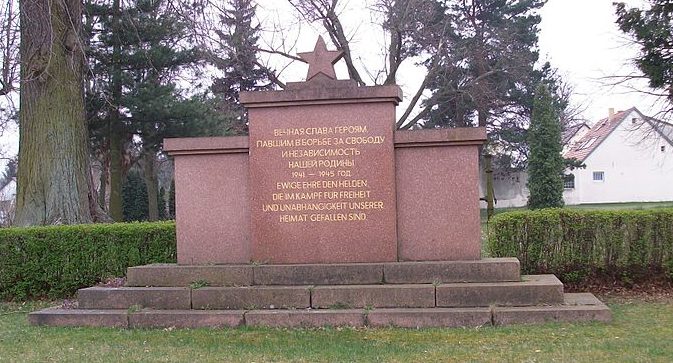 п. Лехнин муниципалитета Kloster Lehnin). Памятник советским воинам. 